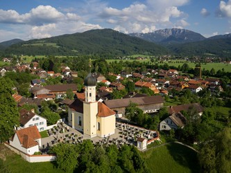 Blick auf Friedhof Bichl